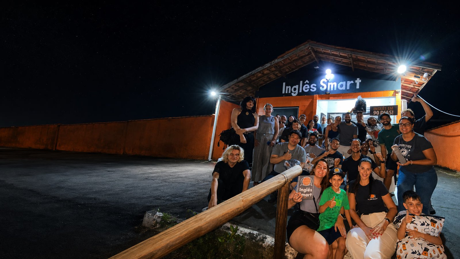 Alunos e equipe da Inglês Smart reunidos na frente da escola em São José dos Campos