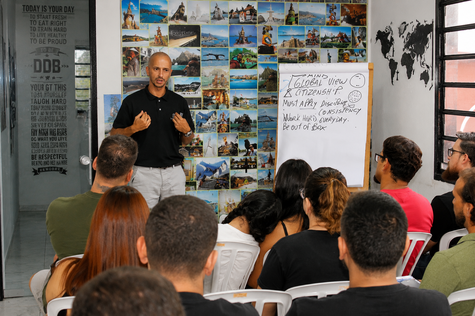 Aula da Inglês Smart: o professor conduz um combate de conversação com a turma diante do mural global